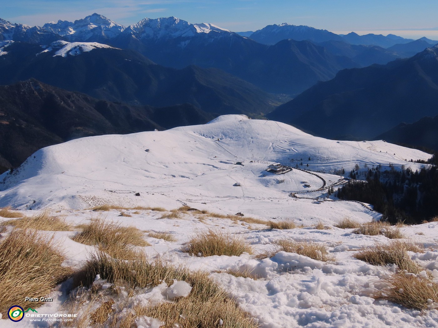 30 Dal Monte Avaro zoom sui Piani.JPG